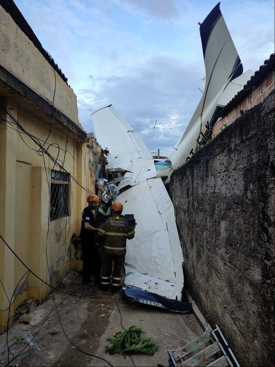 Aeronave atingiu casas após não conseguir pousar no aeroporto Carlos Prates