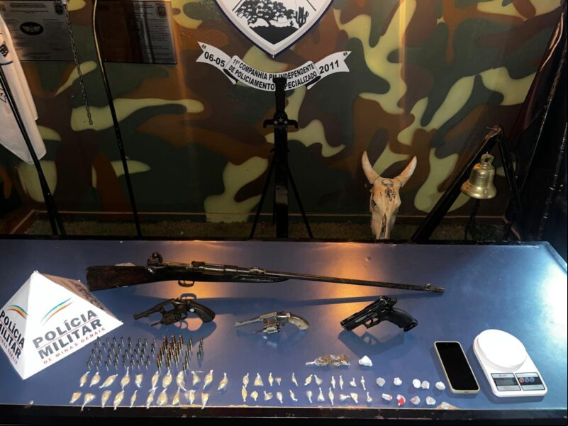 Trio é preso por tráfico e posse ilegal de armas em Capitão Enéas; fuzil e drogas foram apreendidos